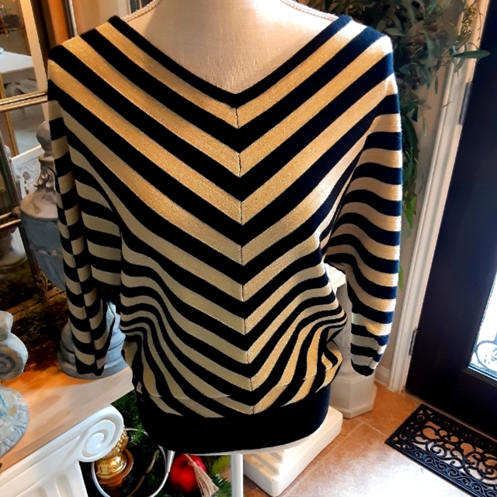 NWT, JOAN VASS, New York, Gold and Black Chevronn, Rayon Blend Pullover, Small